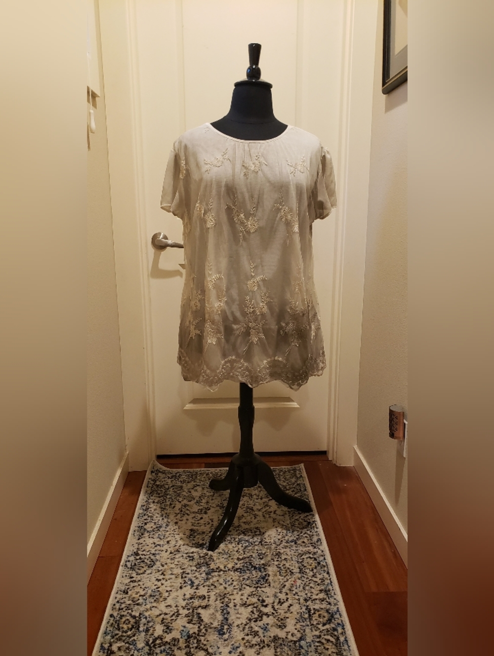 Simply Coutour Embroidered Cream Women's Short-Sleeve Tunic Top